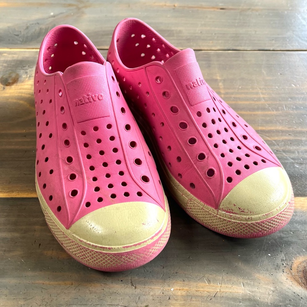 Pink girls Native Jefferson shoes water slip on